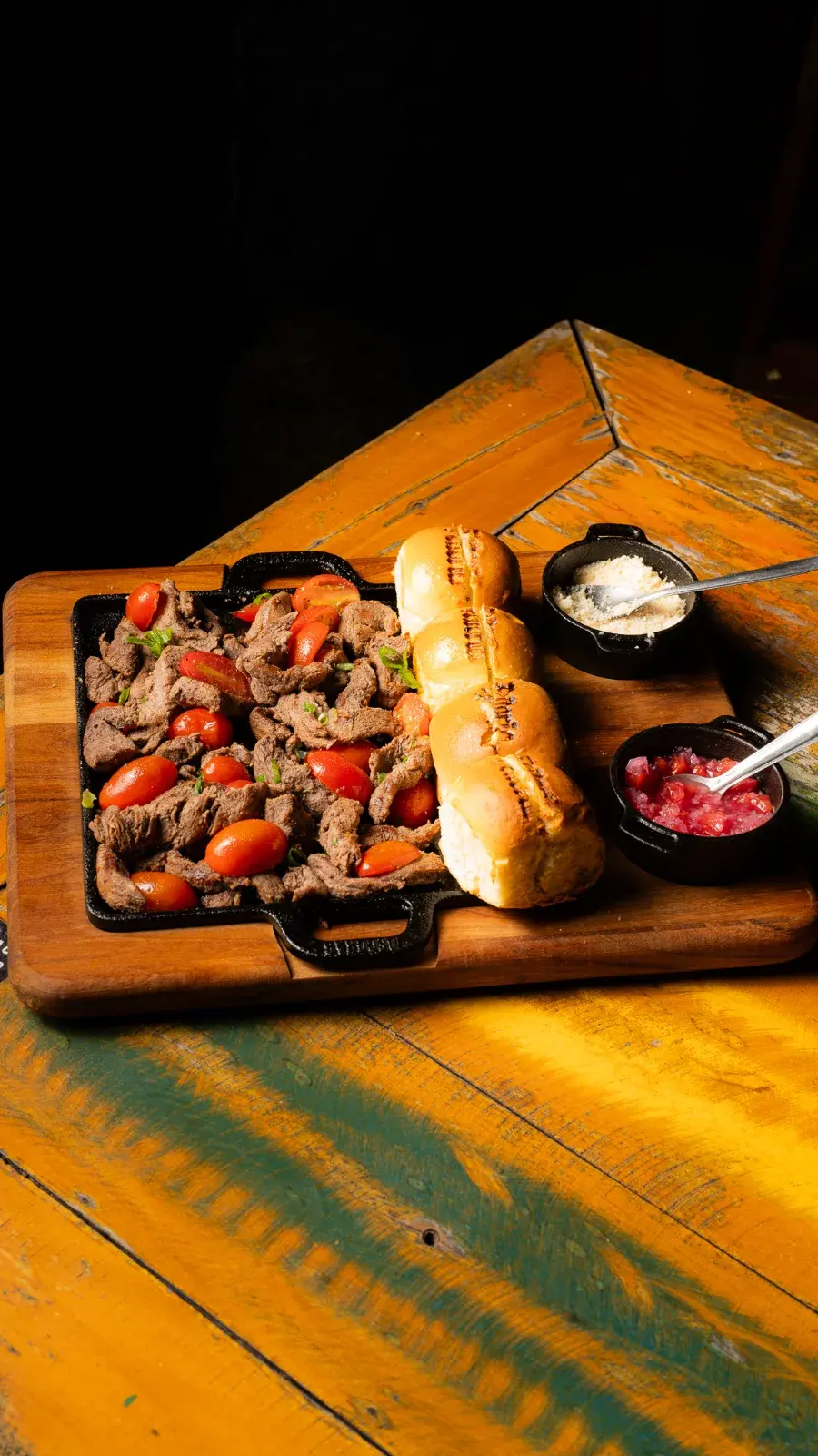 Tábua de aperitivos da Feitoria com frios, pão e conservas