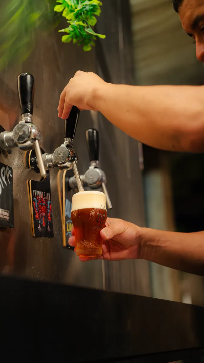 Chopp sendo tirado na torneira