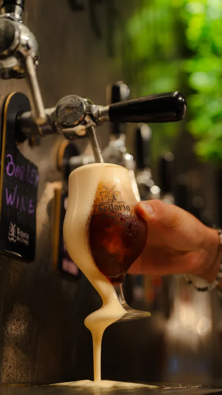 Chopp escuro sendo tirado na torneira
