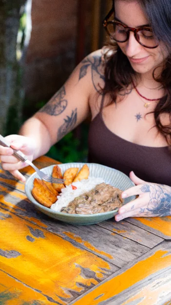 Strogonoff de cogumelos com arroz e batata palha