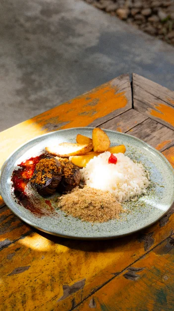 Filé Oswaldo Aranha com alho tostado, arroz, farofa e batata
