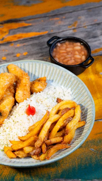 Crispy Chicken empanado em panko com arroz, feijão e batata palito