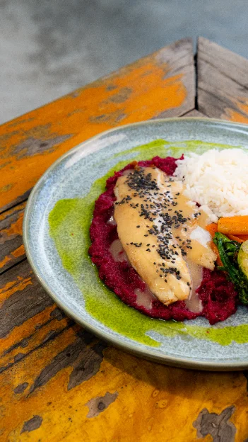 Tilápia grelhada com molho de limão siciliano, arroz e legumes