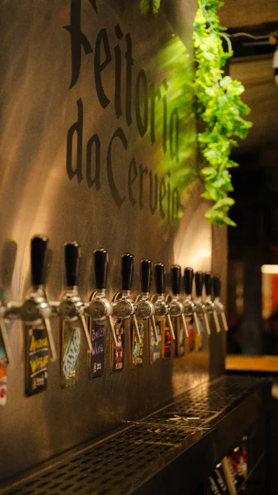 Growler sendo enchido na torneira da Feitoria