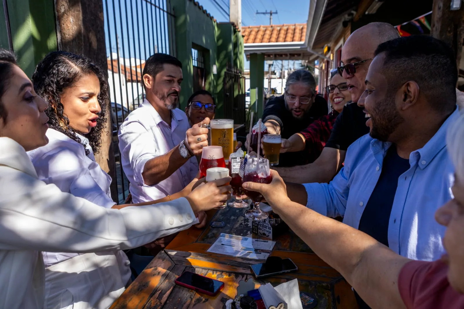 Clientes brindando no salão da Feitoria Mogi